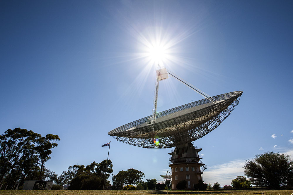 Outback CSIRO radio telescope at Parkes